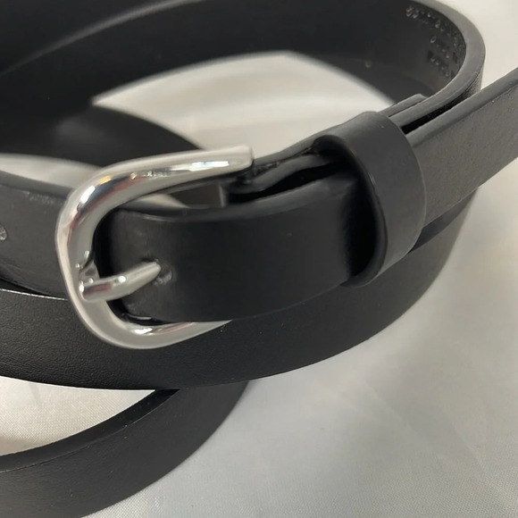 NARROW Women’s Black Faux Leather Belt Silver Toned Buckle Size 1X - Picture 2 of 9